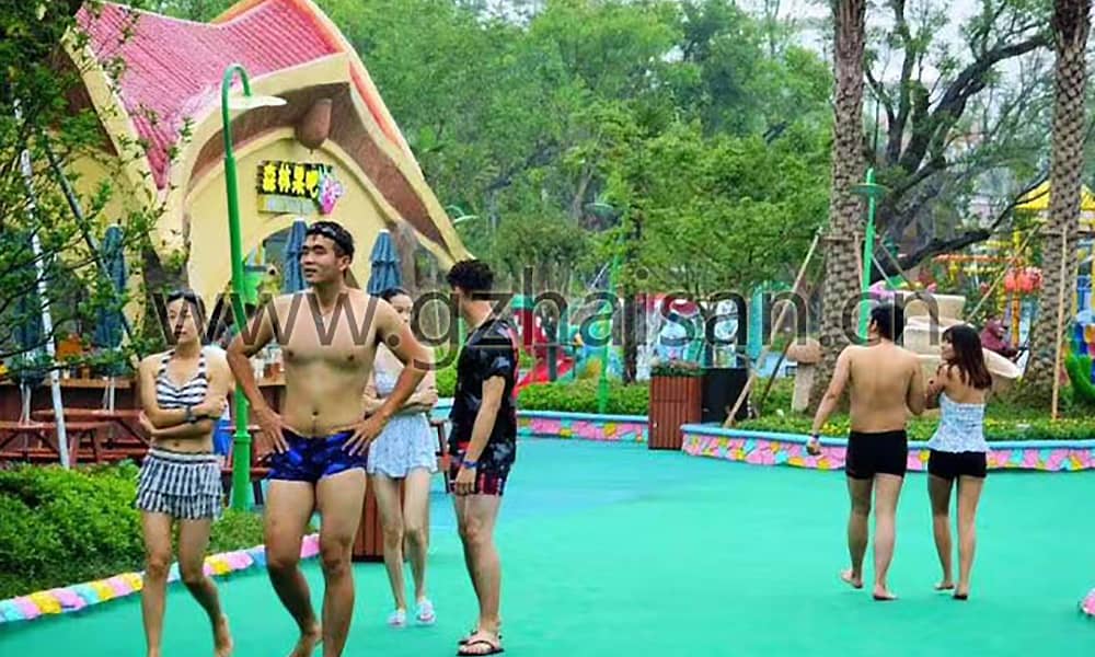 水上游乐设施纷繁多样，包括众多刺激、考验身体技巧的娱乐项目