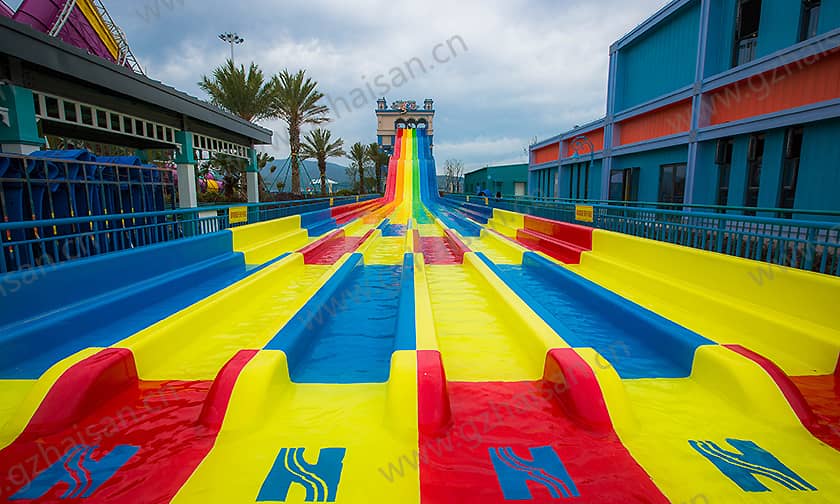 浙江宁波大目湾阿拉的海水上乐园竞赛滑道