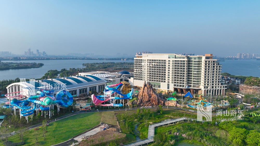 科技铸就非凡体验，专业成就行业标杆——jinnianhui今年会游乐荣膺2025金冠奖“杰出水滑道设备奖”